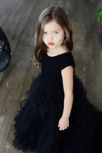 검은 드레스에 세련 된 어린 소녀