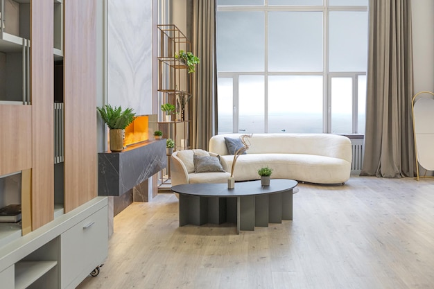 Стильный роскошный интерьер современной однокомнатной квартиры в зеленых пастельных тонах с деревянными элементами, дорогой мебелью и украшениями, уютной зоной отдыха рядом с камином
