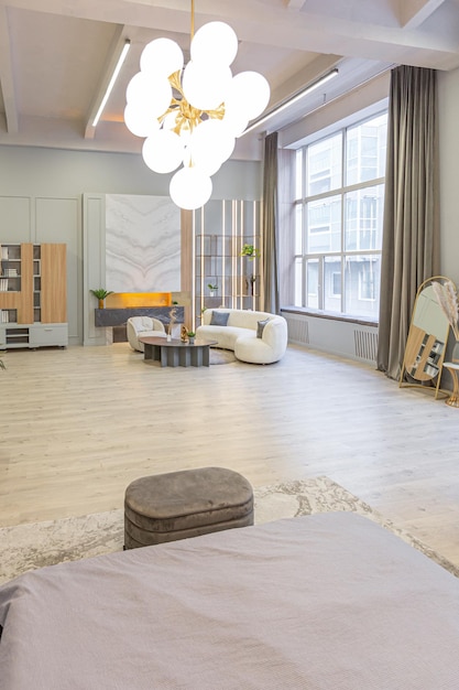 Стильный роскошный интерьер современной квартиры-студии в зеленых пастельных тонах с деревянными элементами, дорогой мебелью и украшениями