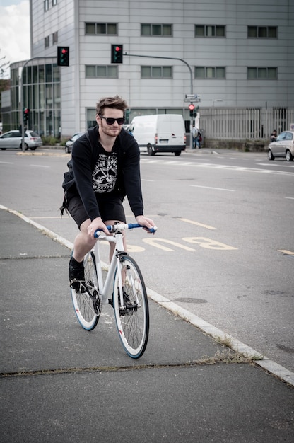 Foto uomo elegante in bicicletta