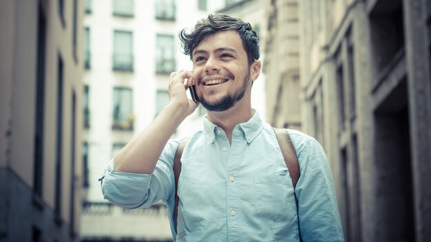 Photo stylish man in the street at the phone