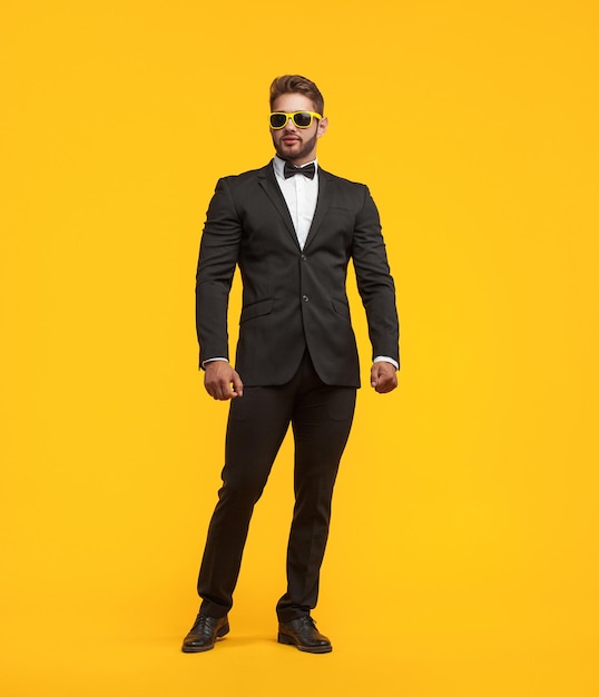 Photo stylish man in suit and bright sunglasses