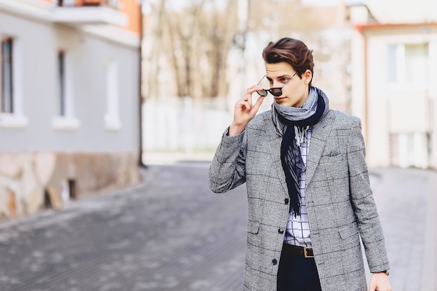 Elegante uomo in occhiali da sole in strada