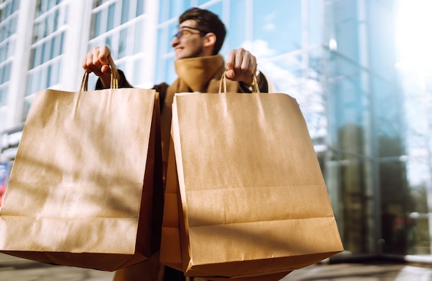 買い物後の紙のパッケージを持つスタイリッシュな男販売消費者のライフスタイルの概念