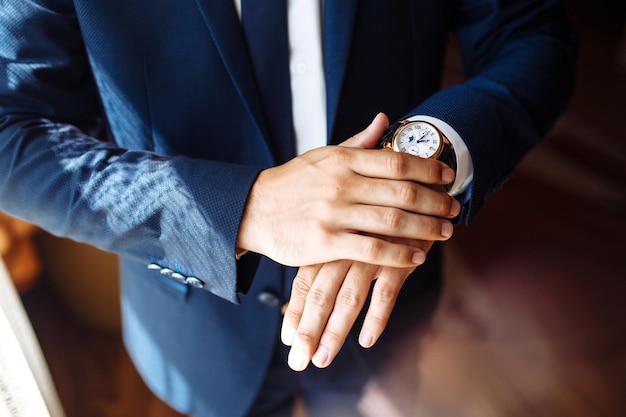 Photo stylish men's wrist watch the man is watching the time businessman checking time on his wristwatch