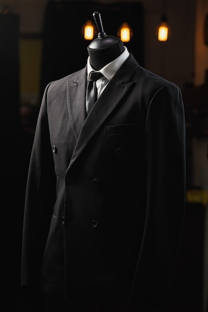 Стильный мужской костюм Мужская куртка на манекене Магазин одежды Покупки в бутиках
