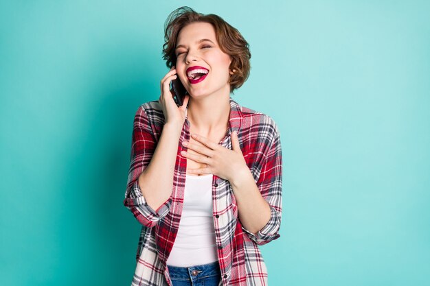 Elegante donna moderna millenaria che indossa abiti in stile casual