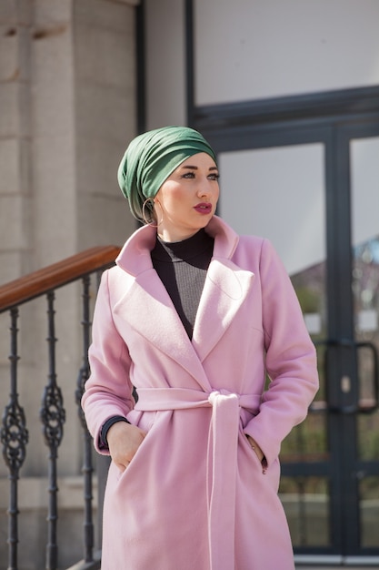 Photo stylish muslim woman in the city