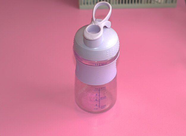 スタイリッシュなプラスチック製の水瓶