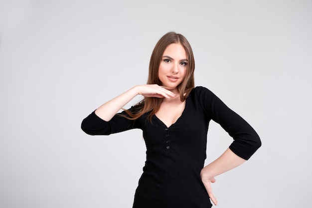 Foto elegante ritratto di una bella ragazza con la pelle pulita aspetto del modello trucco e cosmetologia