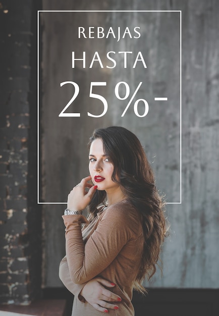 Photo stylish portrait of woman with sales text in spanish for clothing clearance