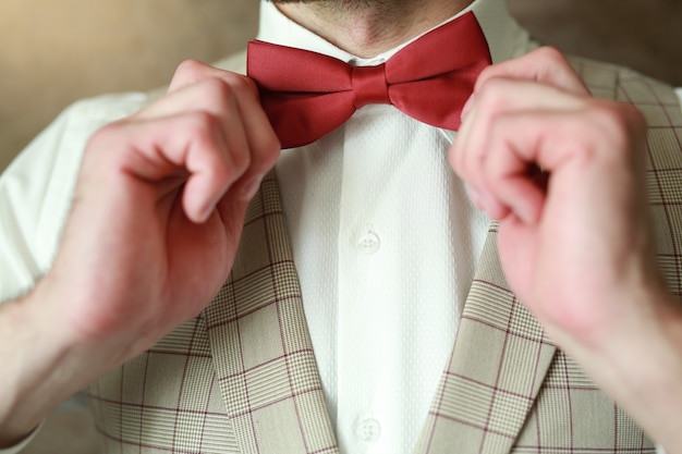 Photo stylish red butterfly tie on a man