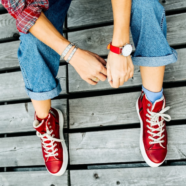 Scarpe da ginnastica rosse alla moda sulla piattaforma e vestiti e accessori alla moda. stile della città