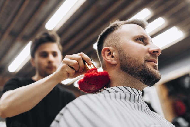 стильный ретро бритье мужчина парикмахерская парикмахерская клиент парикмахер парикмахерская салон бритва винта