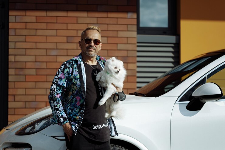 Photo 犬と車を持ったスタイリッシュな金持ち