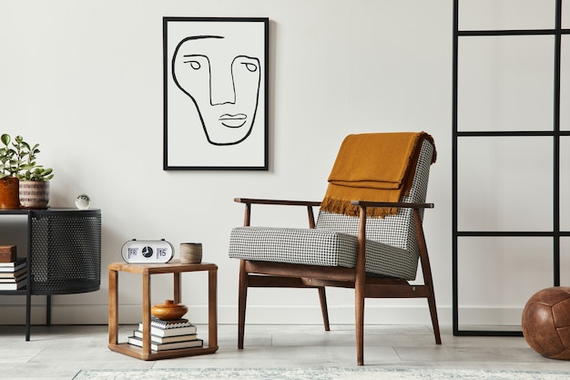세련된 스칸디나비아 스타일의 거실에는 디자인 안락의자, 검은색 모의 포스터 프레임, 화장실, 나무 의자, 식물, 장식, 로프트 벽 및 현대적인 가정 장식의 개인용 액세서리가 있습니다.
