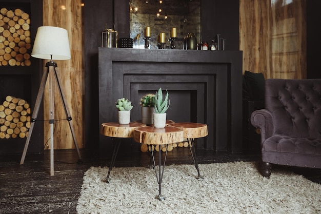 현대적인 가정 장식의 디자인 안락 의자 플로어 램프 식물 나무 테이블 장식 로프트 벽 및 개인 액세서리가 있는 거실의 세련된 스칸디나비아 구성