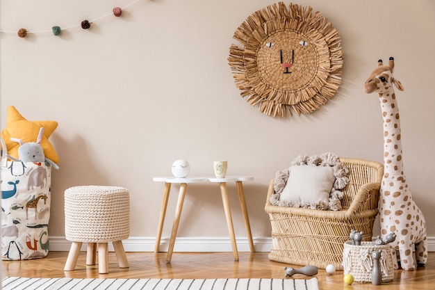 Eleganti interni scandinavi della stanza dei bambini con giocattoli naturali, decorazioni sospese, mobili di design, animali di peluche, orsacchiotti e accessori. pareti beige. interior design della stanza dei bambini. .