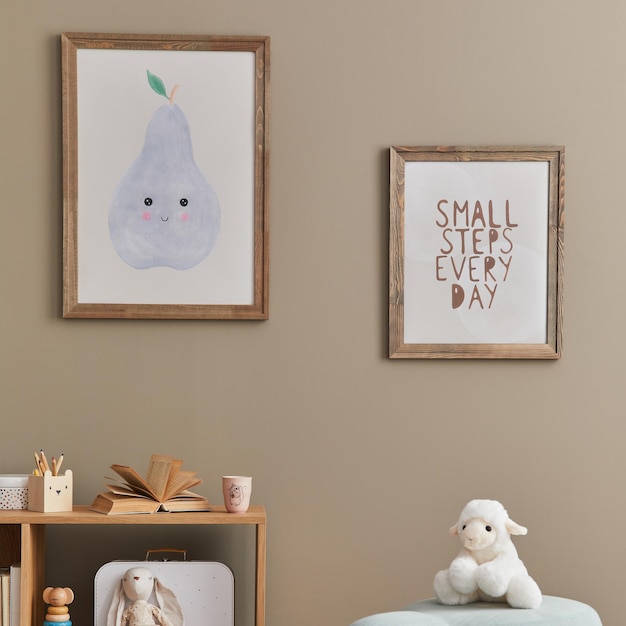 Elegante interni scandinavi per camerette con giocattoli, orsacchiotto, peluche, giocattoli, decorazioni per mobili e accessori per bambini, cornici per poster mock up in legno marrone sul muro