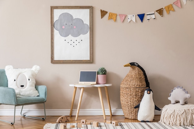 Elegante camera per bambini scandinava con poster finto, giocattoli, orsacchiotto, animali di peluche, pouf naturale e accessori per bambini. interni moderni con pareti di fondo beige. modello. progetta l'home staging.