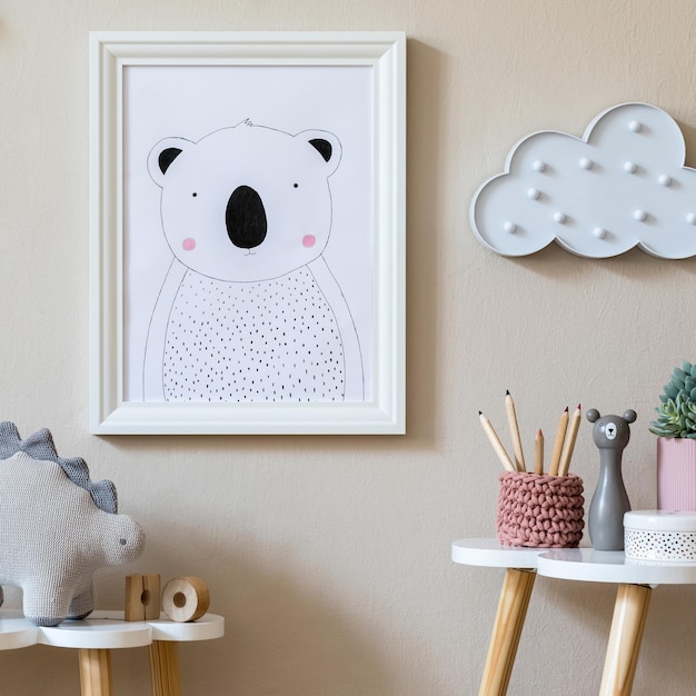 Elegante interno scandinavo per la scuola materna con cornice per foto, peluche, mobili di design, giocattoli e accessori. bella decorazione sulla parete di fondo beige. arredamento per la camera dei bambini.