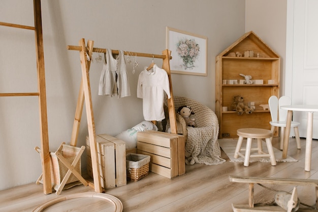 Foto elegante interno della camera dei bambini in stile scandinavo con prodotti in legno fatti a mano