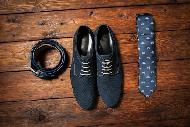 Photo stylish set of male shoes belt and printed tie. trendy look