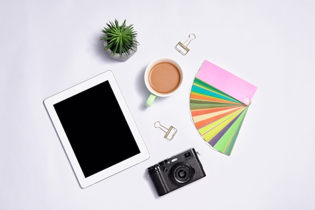 Cancelleria elegante con laptop su sfondo colorato