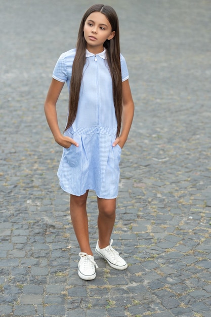 세련된 십대 소녀의 거리 사진에서 세련된 십대 소녀 야외 세련된 십대 소녀 세련된 십대 소녀