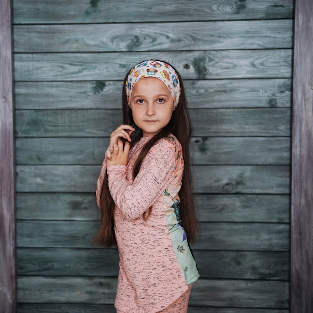 Photo stylish teenage girl leaning against a wall