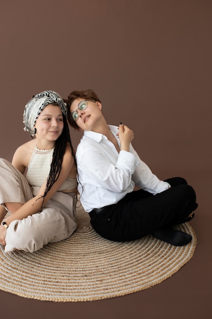 Photo stylish teenagers posing together