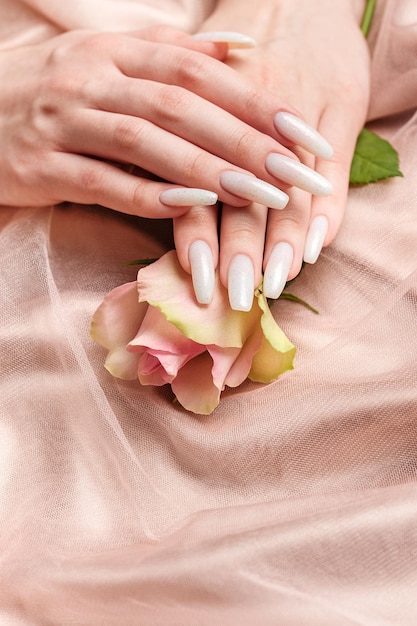 Manicure alla moda alla moda femminile