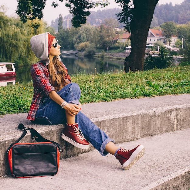 Elegante urban girl in camicia e denim in the city location