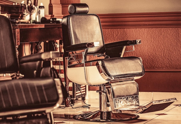 Фото Стильное винтажное парикмахерское кресло профессиональный парикмахер в интерьере парикмахерской стул для парикмахерской кресло для парикмахерской современный парикмахер и парикмахерская парикмахерская для мужчин