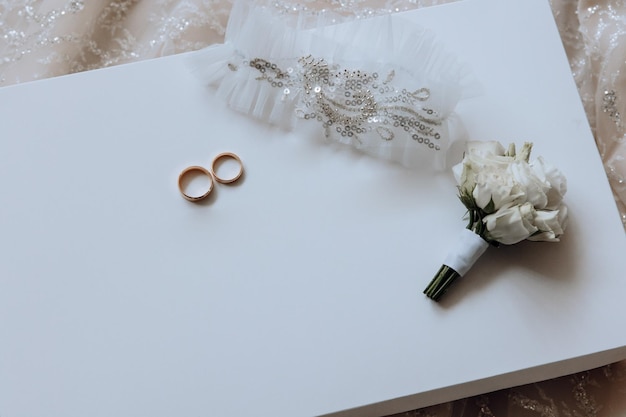 スタイリッシュな結婚指輪 新郎と新婦からの手紙 約束 婚約 豪華な結婚と結婚用アクセサリーコンセプト 2つの結婚指輪と結婚招待状