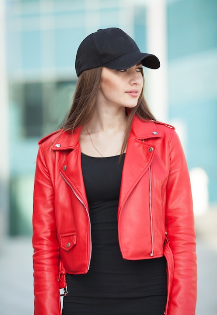 Photo stylish woman on a city street at summer day