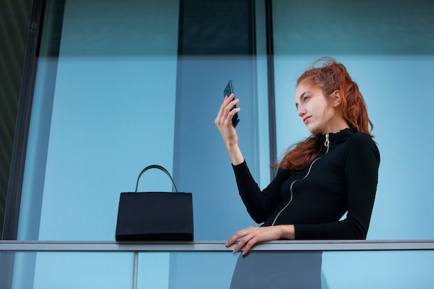 Photo stylish woman in a clean urban environment