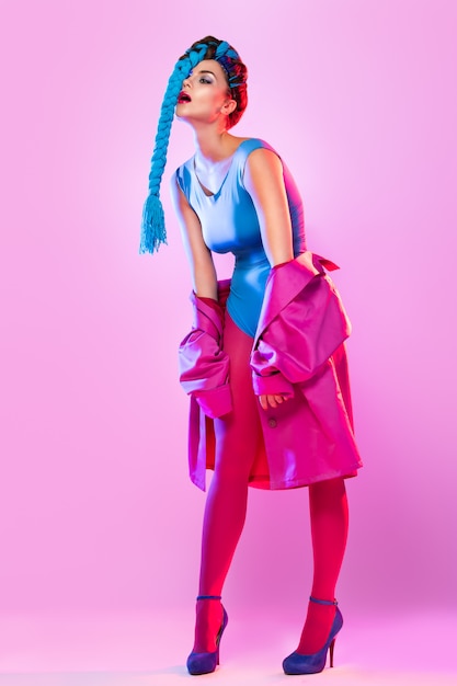 Photo stylish woman in pink and blue clothes