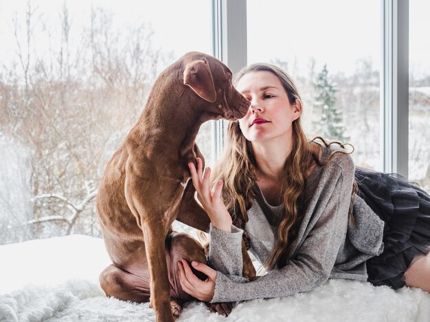 Donna alla moda e bel cucciolo. avvicinamento