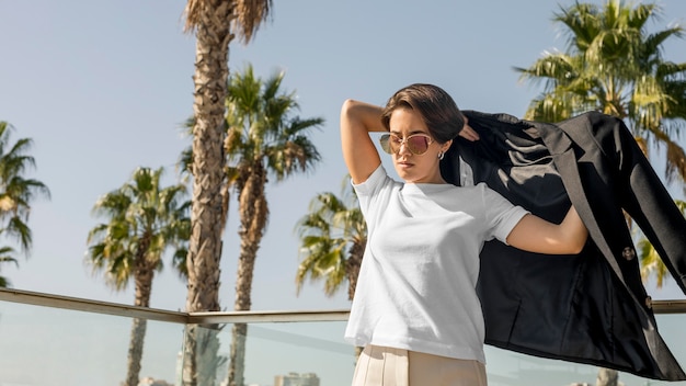 Photo stylish woman walking in the city with copy space