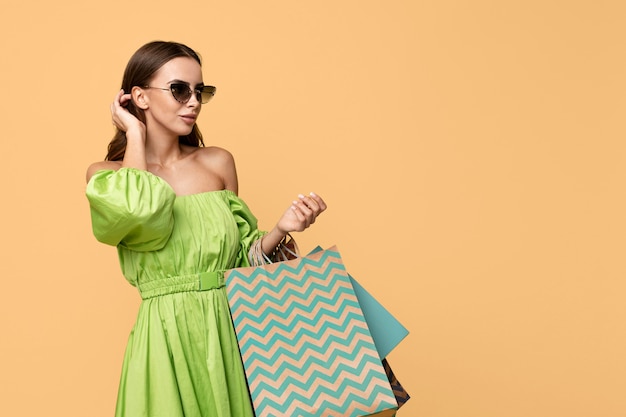 Foto donna alla moda con borse della spesa