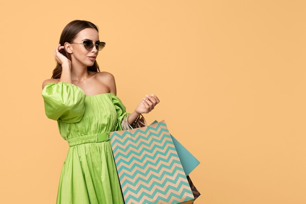 Photo stylish woman with shopping bags