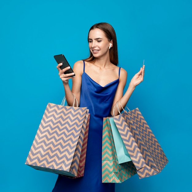 Foto donna alla moda con borse della spesa
