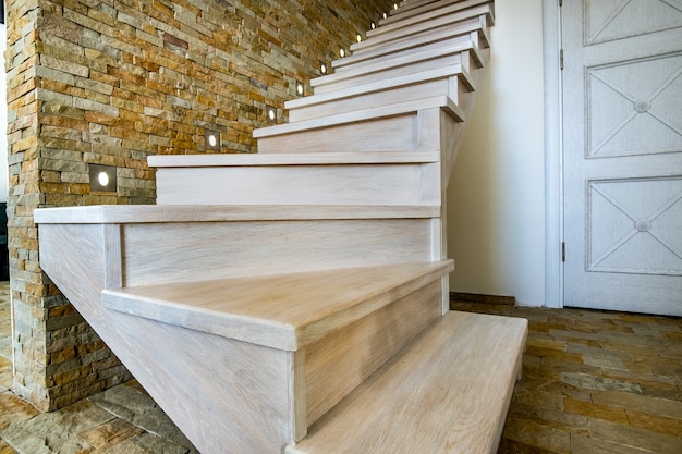 ロフトの家の内部のスタイリッシュな木製の現代的な階段。