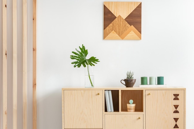 Foto design elegante in legno in un appartamento scandinavo alla moda con pareti bianche