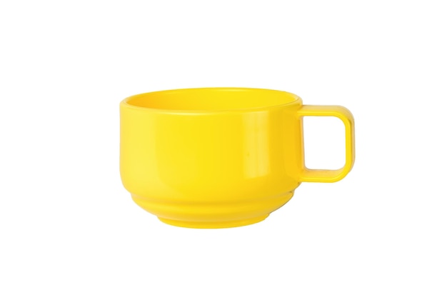 白い背景に分離されたスタイリッシュな黄色のプラスチック マグカップ
