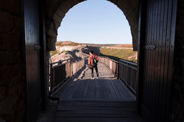 Foto giovane alla moda che gode del viaggio