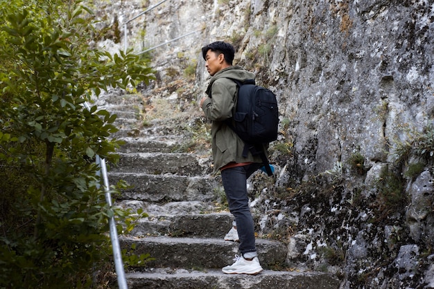 Photo stylish young man enjoying trip