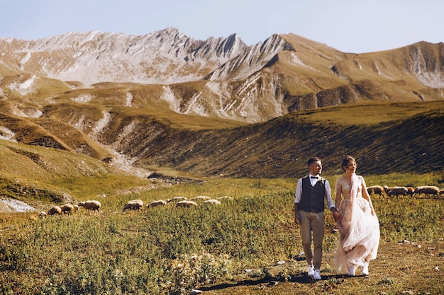 Фото Стильная молодая свадебная пара весело проводит в красивых грузинских горах