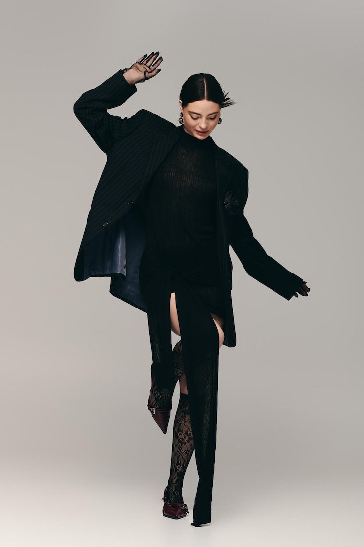 Photo stylish young woman enjoying a playful moment in contemporary fashion